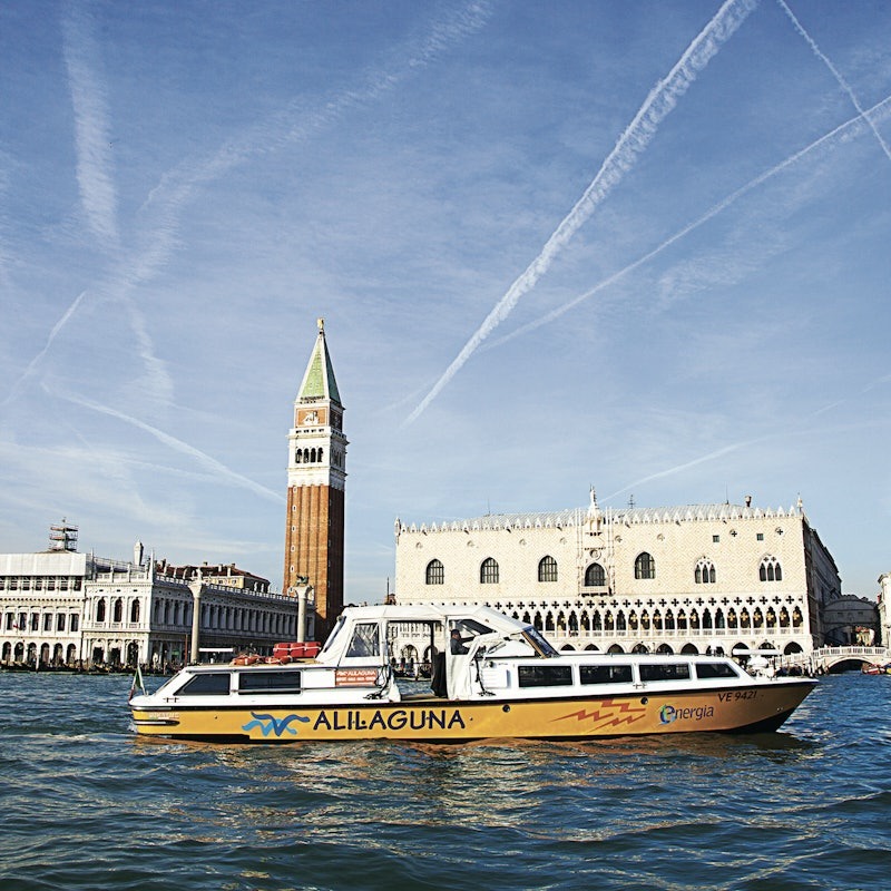 Bateau sur le Grand Canal à Venise avec le Campanile de Saint-Marc en arrière-plan