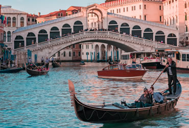 Un gondoliere con turisti nel Canal Grande di Venezia