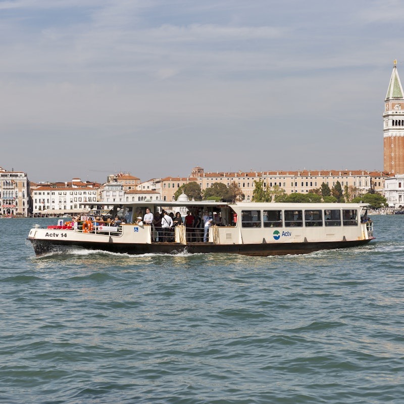Vaporetto sur le Grand Canal à Venise